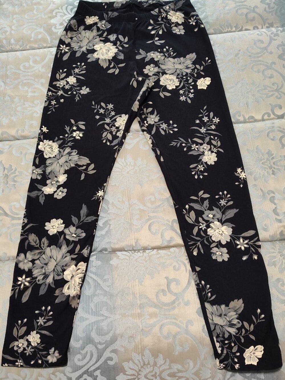 Old Navy black floral leggings, Excellent used condition, size M
